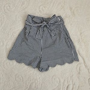 H&M 32/2 Scallop Seersucker Paper Bag Bow Shorts